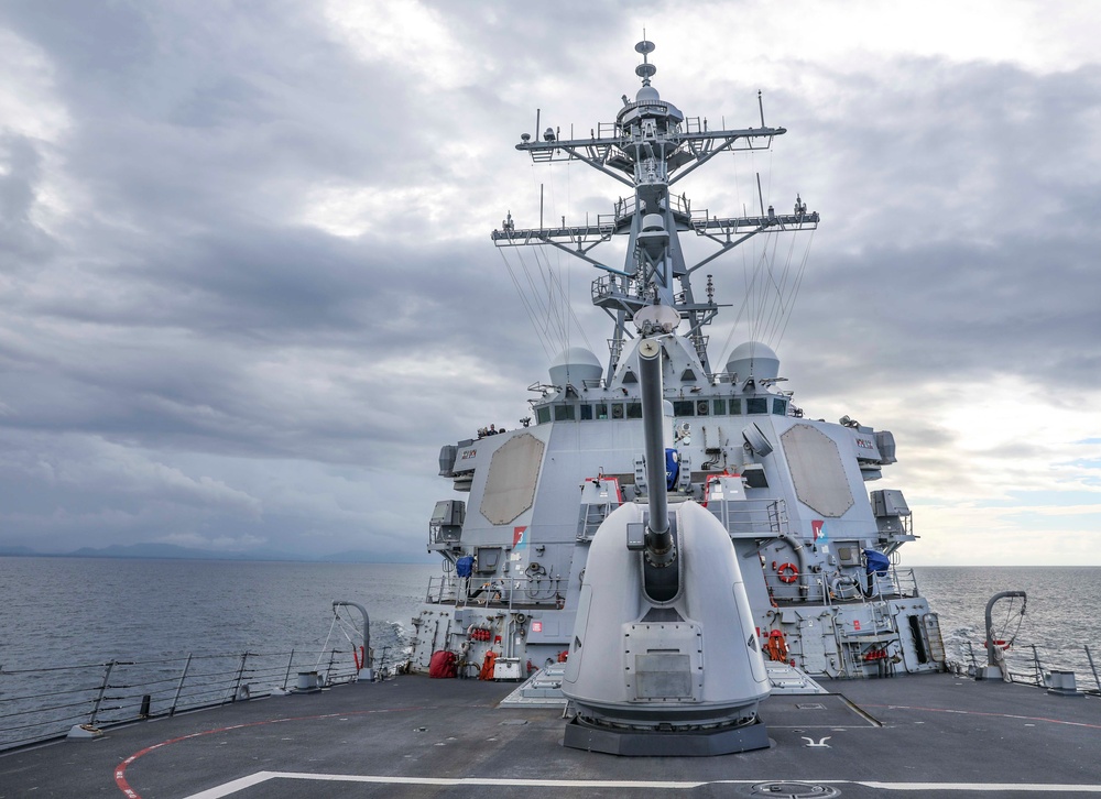 USS Benfold Transits Strait