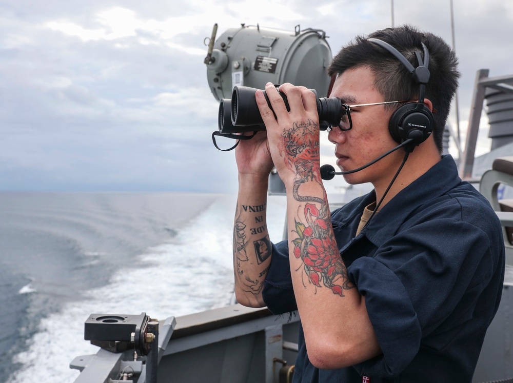 USS Benfold Transits Strait