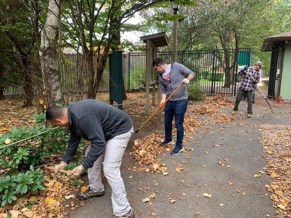 Springfiled MEPS personnel volunteer at zoo