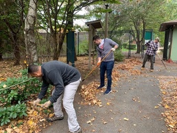 Springfiled MEPS personnel volunteer at zoo