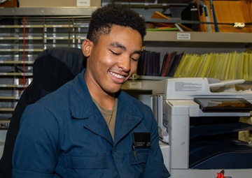 Selma, Ala., Native Serves at USS Dewey (DDG 105)