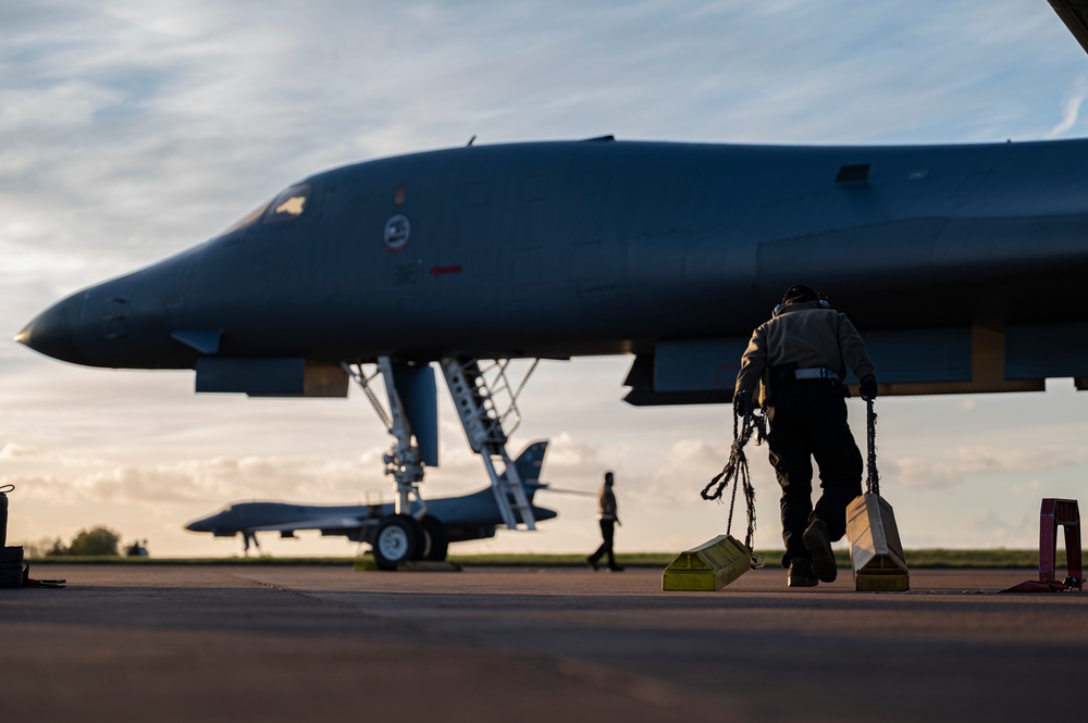 DVIDS - Images - Supersonic B-1s Join 5th Generation Ally Over Arctic ...