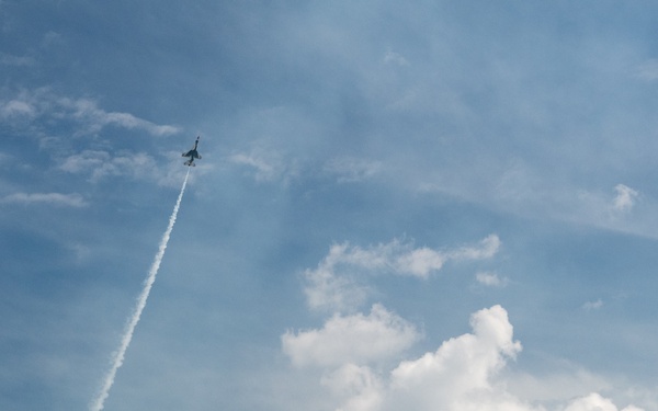 Thunderbirds perform at Great Tennessee Air Show
