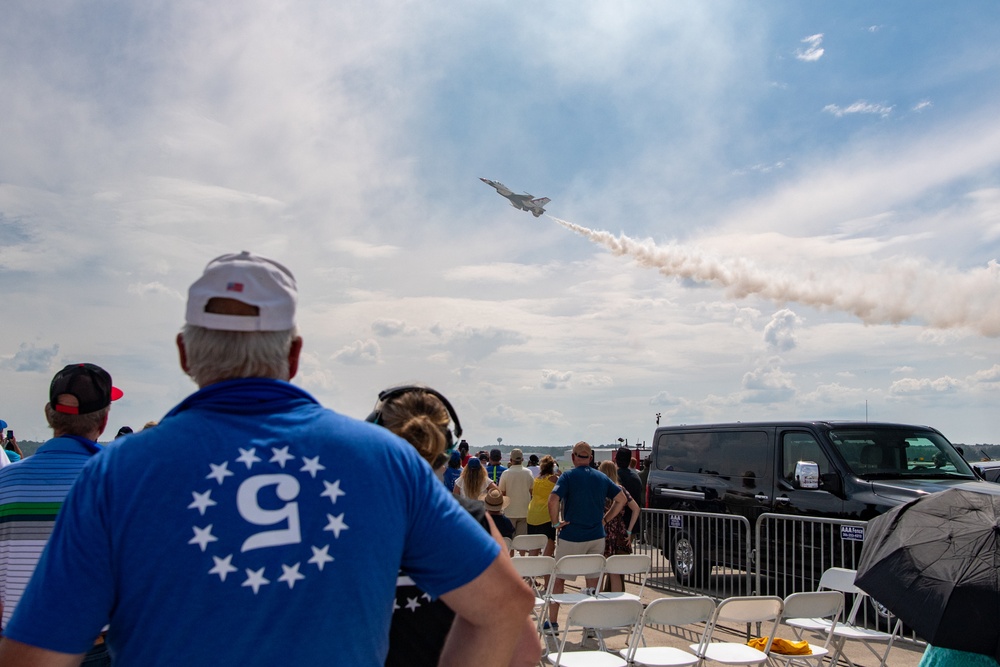 Thunderbirds perform at Great Tennessee Air Show