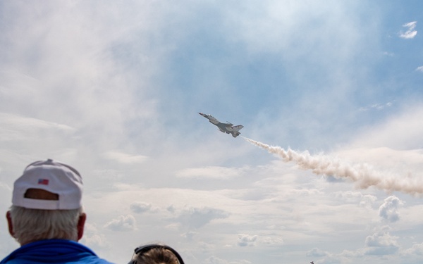 Thunderbirds perform at Great Tennessee Air Show
