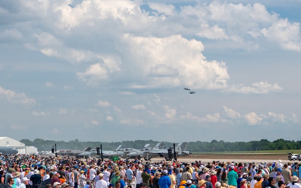 Thunderbirds perform at Great Tennessee Air Show