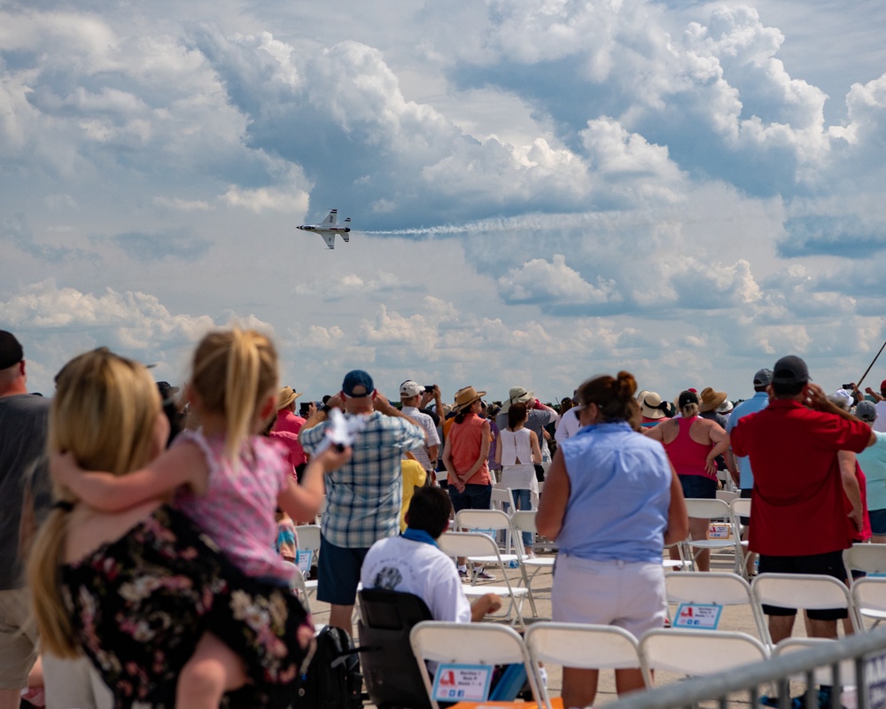 Thunderbirds perform at Great Tennessee Air Show