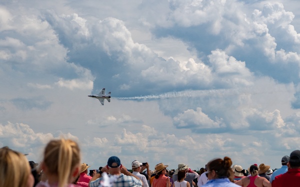 Thunderbirds perform at Great Tennessee Air Show