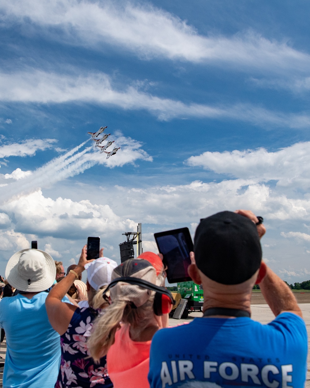 Thunderbirds perform at Great Tennessee Air Show