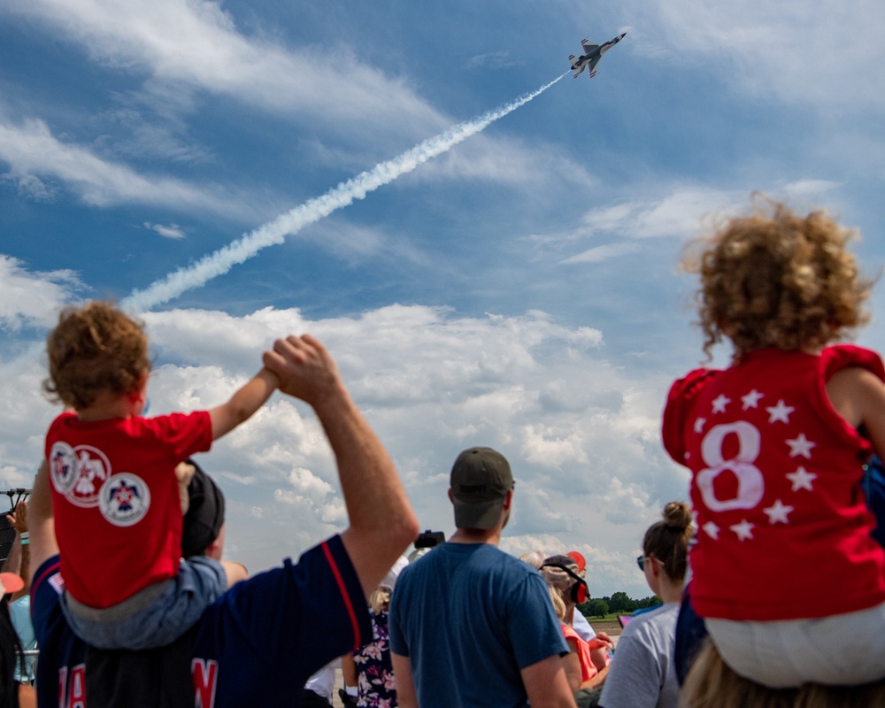 Thunderbirds perform at Great Tennessee Air Show