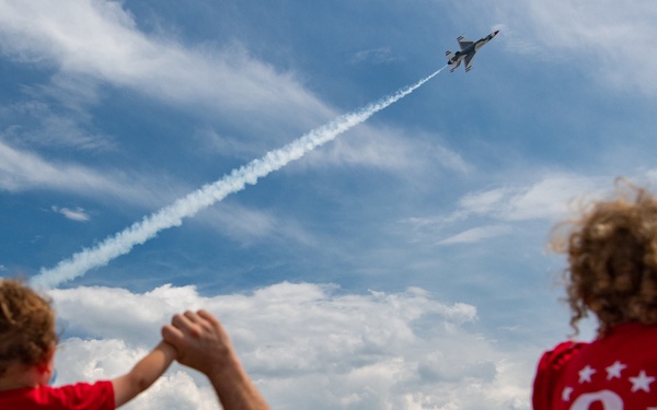 Thunderbirds perform at Great Tennessee Air Show