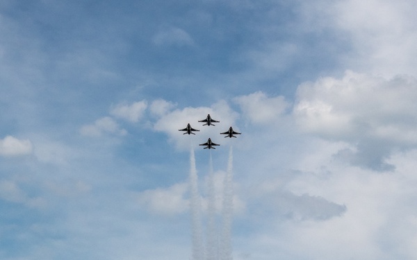 Thunderbirds perform at Great Tennessee Air Show