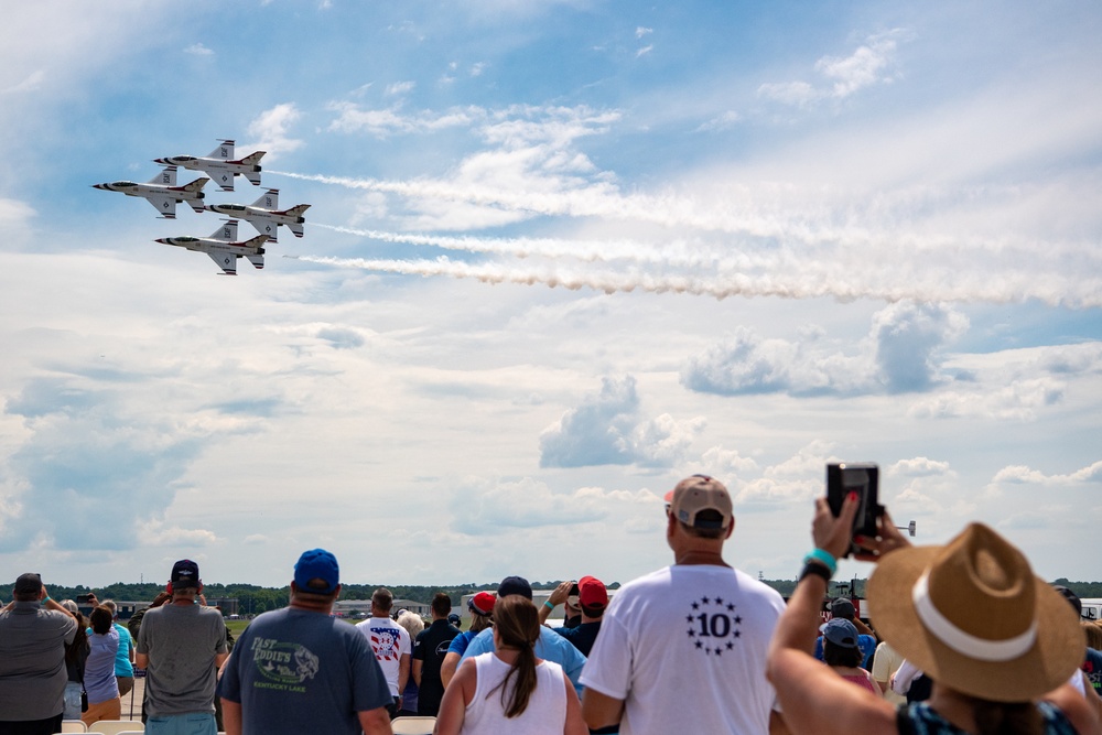 Thunderbirds perform at Great Tennessee Air Show