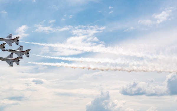 Thunderbirds perform at Great Tennessee Air Show