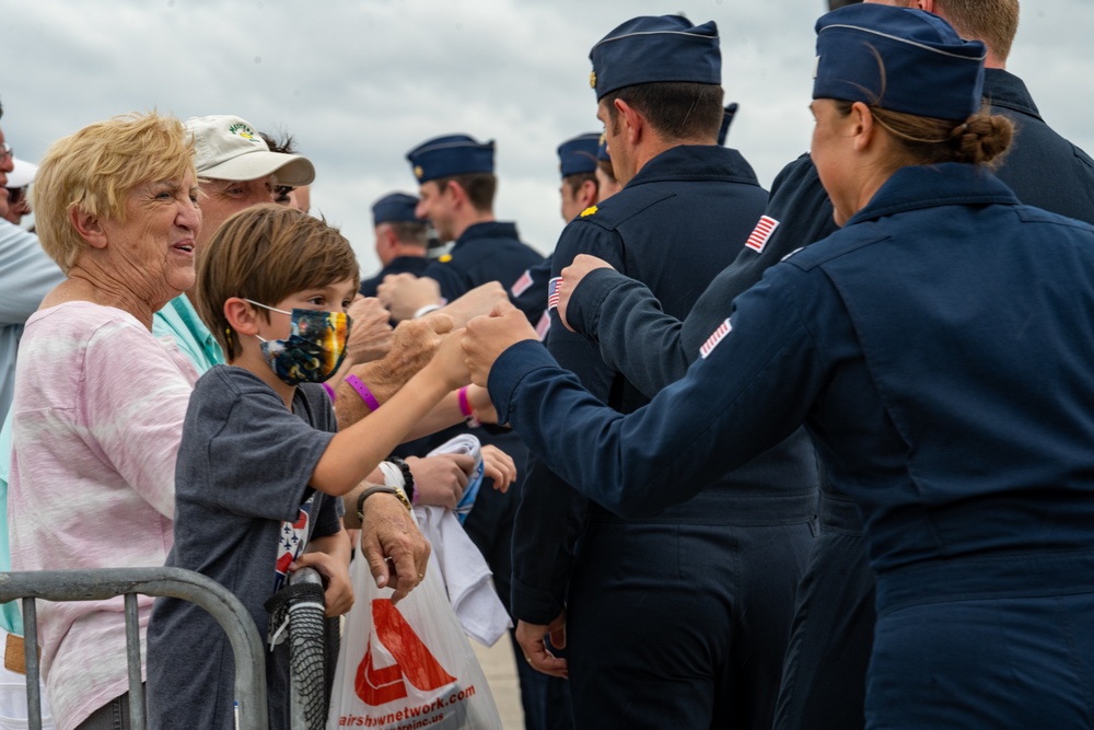 Thunderbirds perform at Great Tennessee Air Show