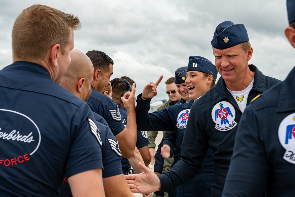 Thunderbirds perform at Great Tennessee Air Show