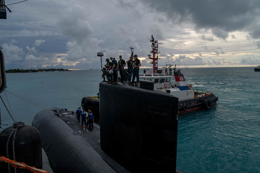 USS Hampton Moors Alongside USS Frank Cable