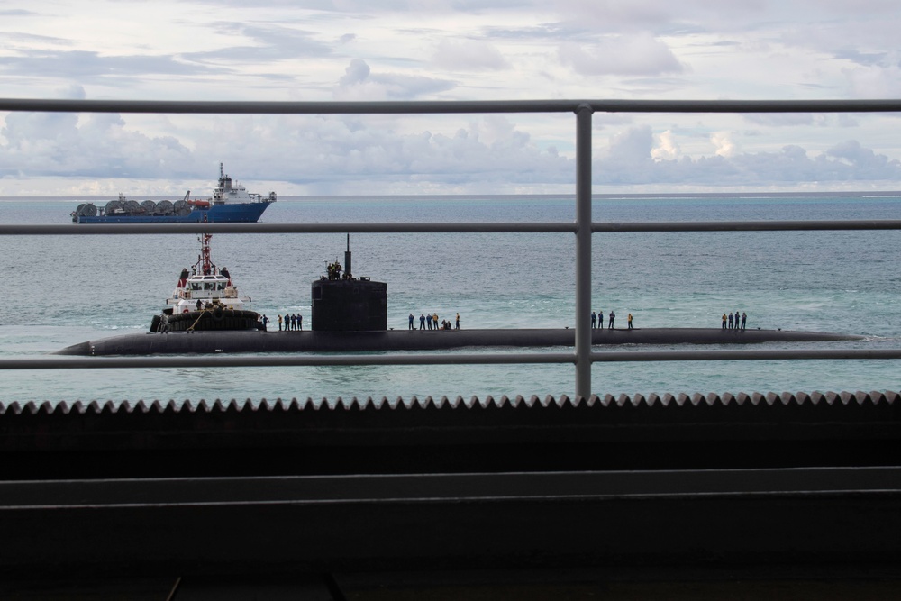 USS Hampton Moors Alongside USS Frank Cable