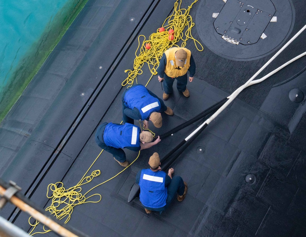 USS Hampton Moors Alongside USS Frank Cable