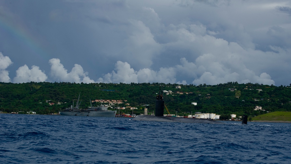 USS Hampton Moors Alongside USS Frank Cable