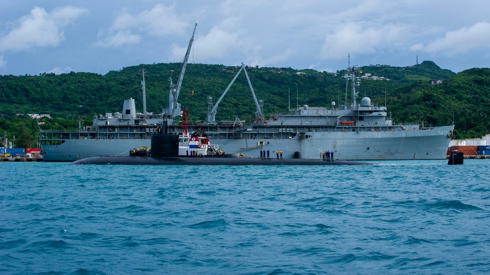 USS Hampton Moors Alongside USS Frank Cable