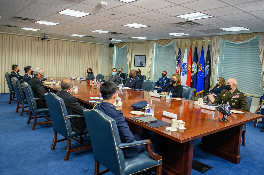 Secretary of Defense Lloyd J. Austin III hosts Singaporean Defense Minister Ng Eng Hen