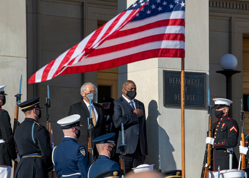 Secretary of Defense Lloyd J. Austin III hosts Singaporean Defense Minister Ng Eng Hen