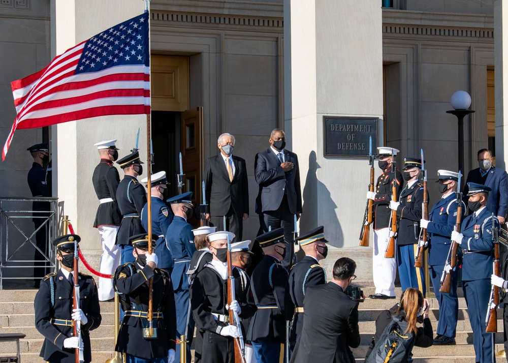 Secretary of Defense Lloyd J. Austin III hosts Singaporean Defense Minister Ng Eng Hen