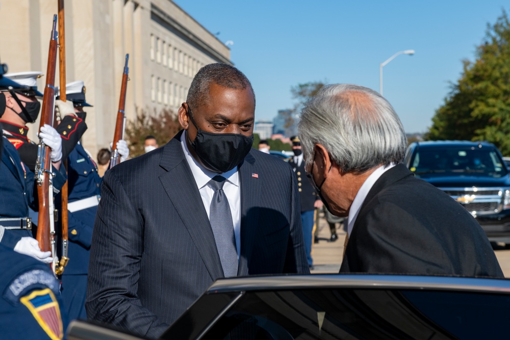 Secretary of Defense Lloyd J. Austin III hosts Singaporean Defense Minister Ng Eng Hen