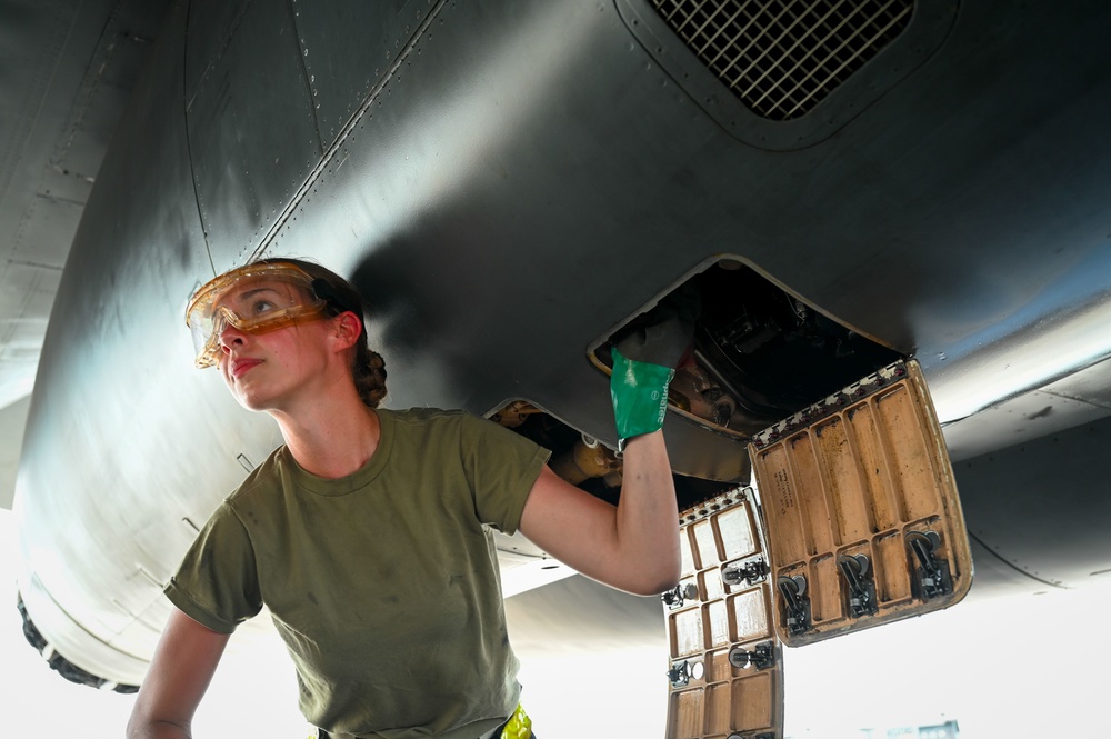 28th Aircraft Maintenance Squadron keeps B-1B Lancer in air