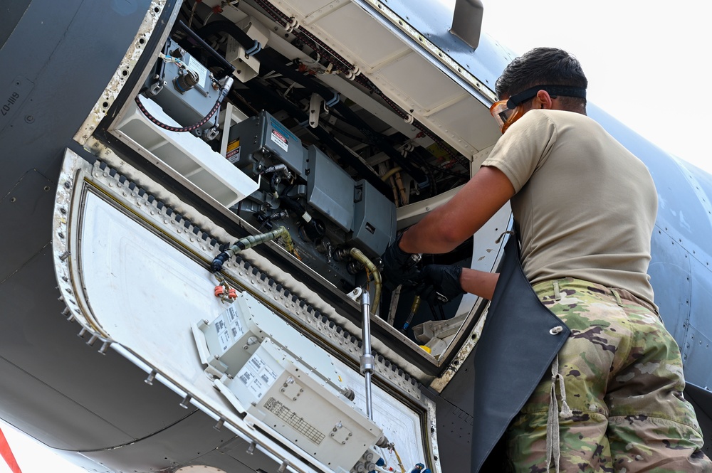 28th Aircraft Maintenance Squadron keeps B-1B Lancer in air