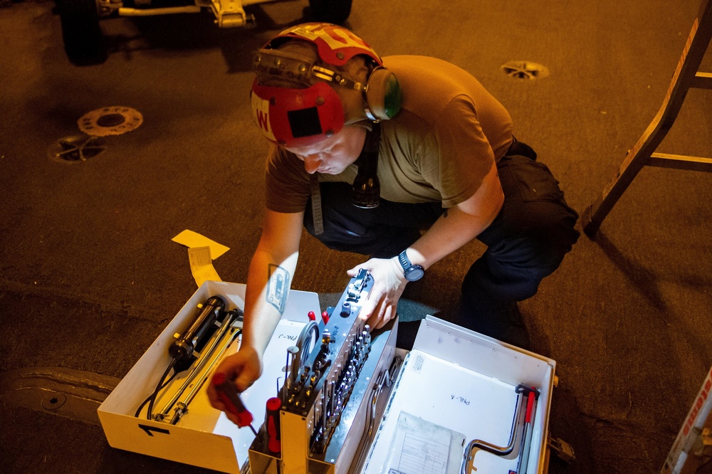 USS Carl Vinson (CVN 70) Sailors Conduct Maintenance in South China Sea