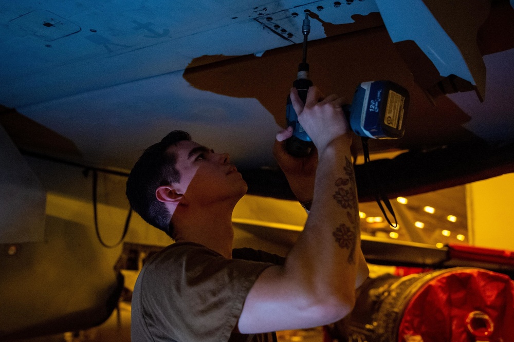 USS Carl Vinson (CVN 70) Sailors Conduct Maintenance in South China Sea