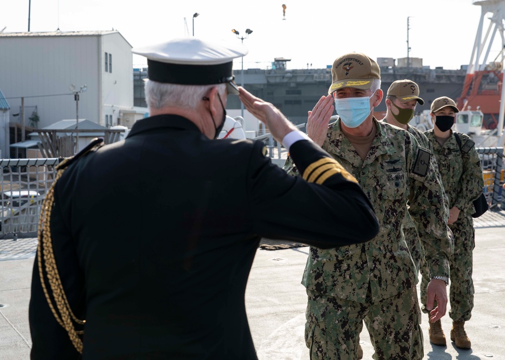 Commander, U.S. 7th Fleet Visits HMAS Brisbane