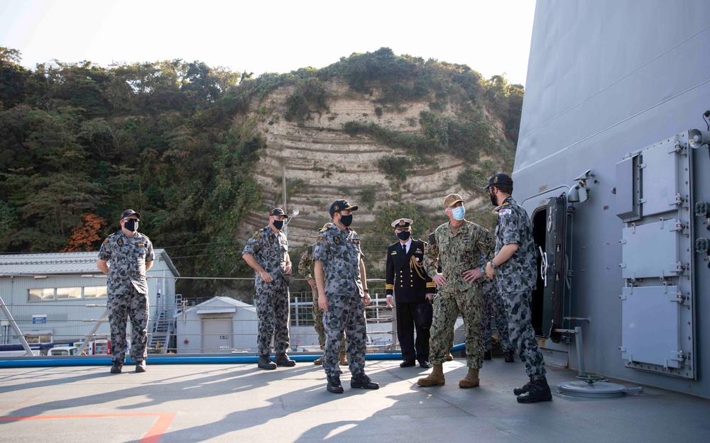 Commander, U.S. 7th Fleet Visits HMAS Brisbane