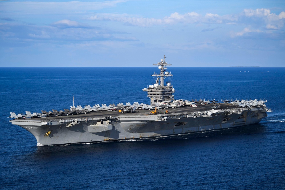 USS Carl Vinson (CVN 70), USS Shiloh (CG 67), USS Lake Champlain (CG 57) Transit South China Sea