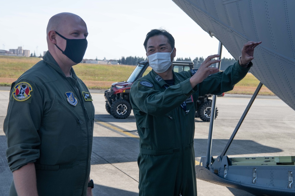 Koku-Jieitai practice tactical flights at Yokota