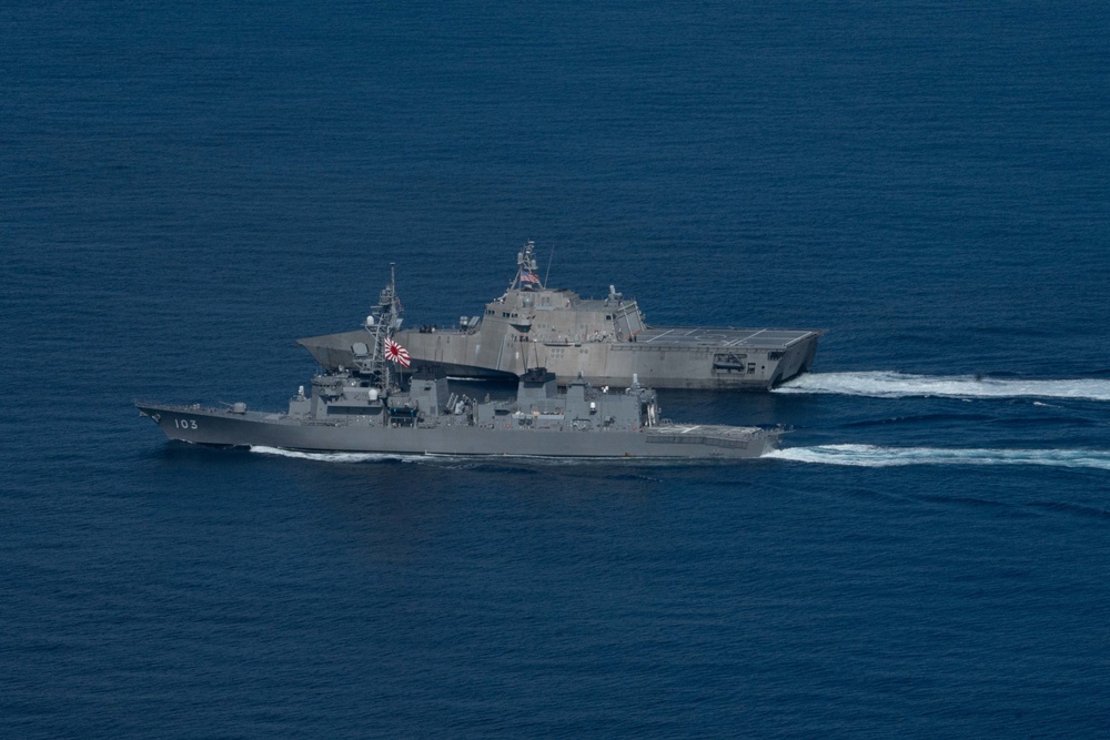 The Independence-variant littoral combat ship USS Jackson (LCS 6) and the Japanese Maritime Self Defense Force Murasame-class Yuudachi (DDG 103) transit the South China Sea