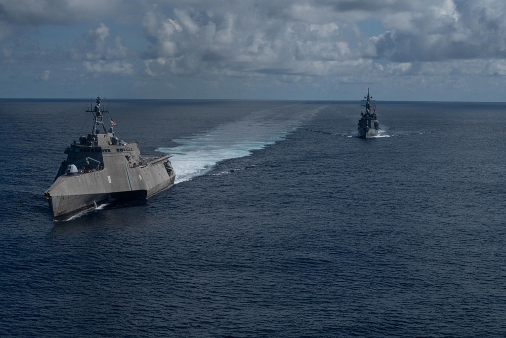 The Independence-variant littoral combat ship USS Jackson (LCS 6) and the Japanese Maritime Self Defense Force Murasame-class Yuudachi (DDG 103) transit the South China Sea