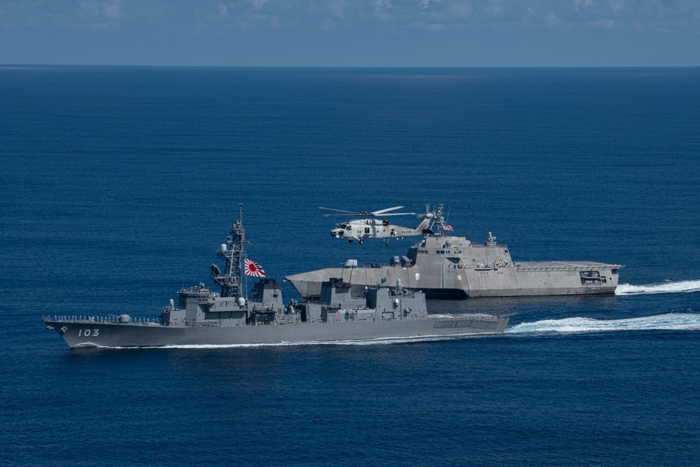 The Independence-variant littoral combat ship USS Jackson (LCS 6), Japanese Maritime Self Defense Force SH-60K Seahawk helicopter and Japanese (MSDF) Murasame-class Yuudachi (DDG 103) transit the South China Sea