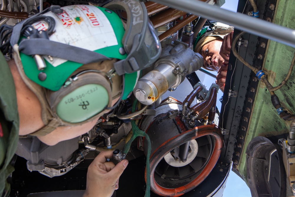 Marines train in the Rocky Mountains: Preparing Ospreys for flight