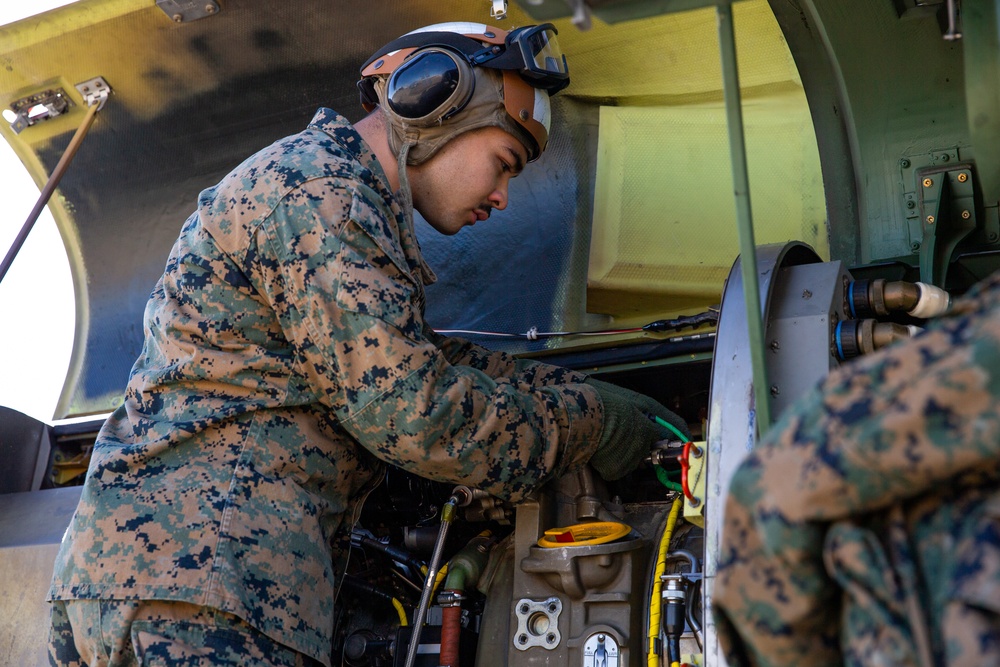 Marines train in Rocky Mountains: AH-1Z Viper Maintenance and UH-1Y Venom Arrival