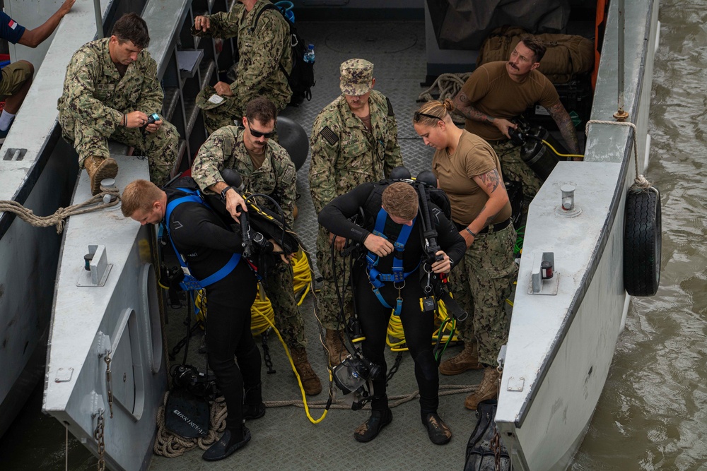 Mobile diving salvage unit diving exercise