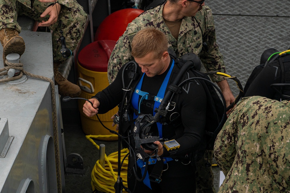 Mobile diving salvage unit diving exercise