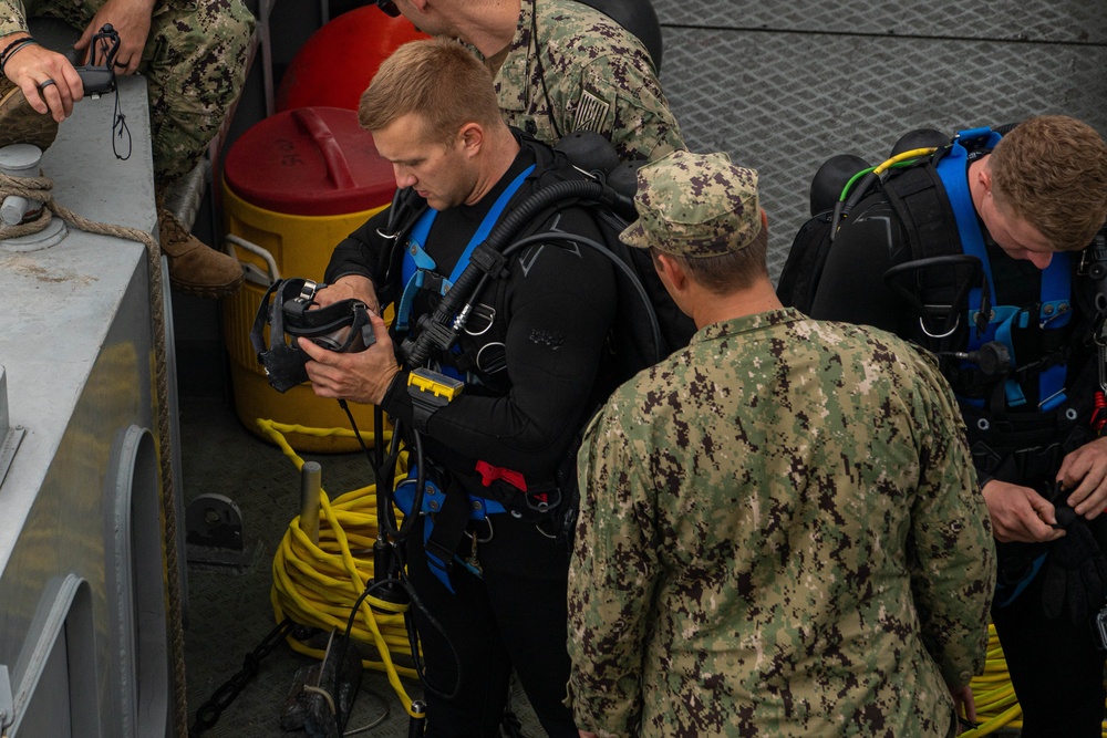 Mobile diving salvage unit diving exercise