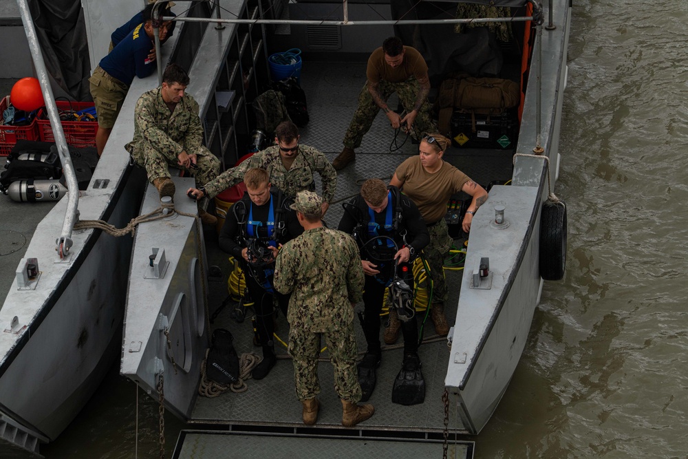 Mobile diving salvage unit diving exercise