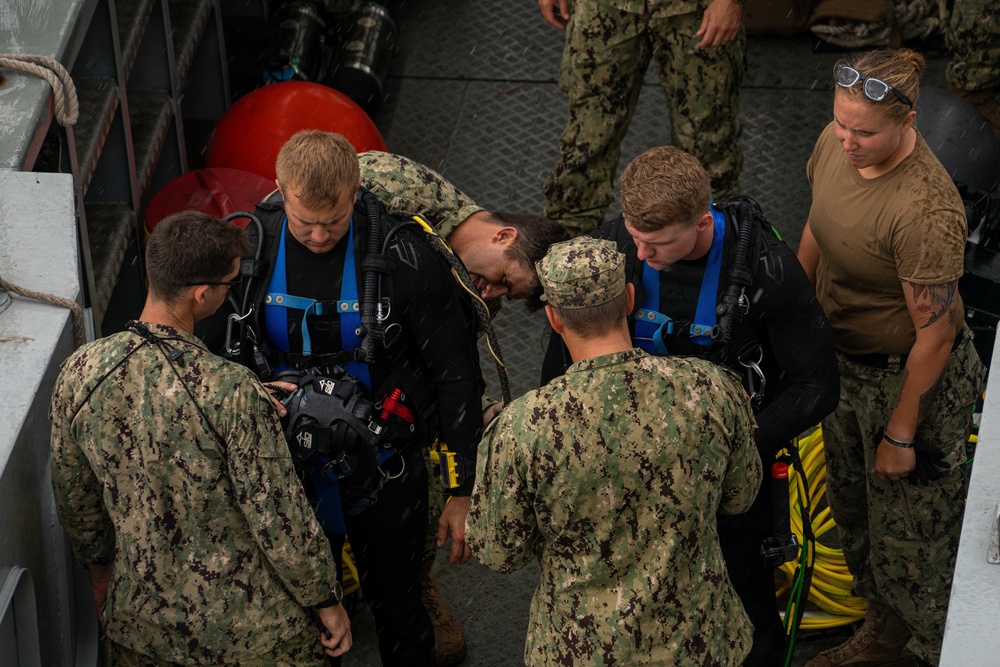 Mobile diving salvage unit diving exercise