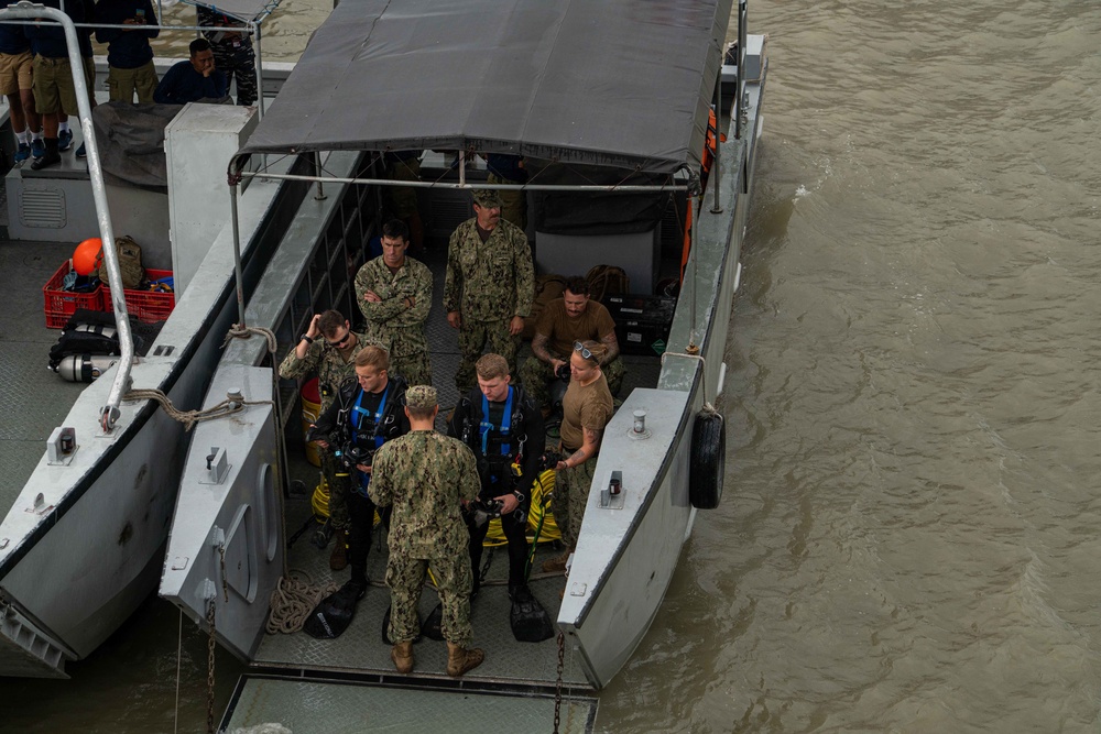 Mobile diving salvage unit diving exercise