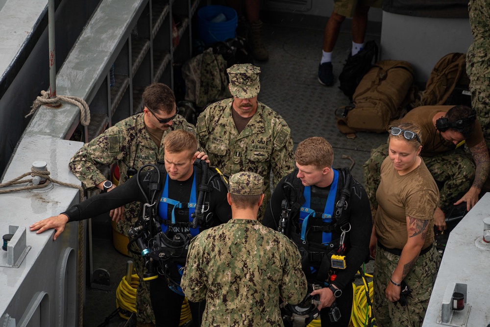 Mobile diving salvage unit diving exercise