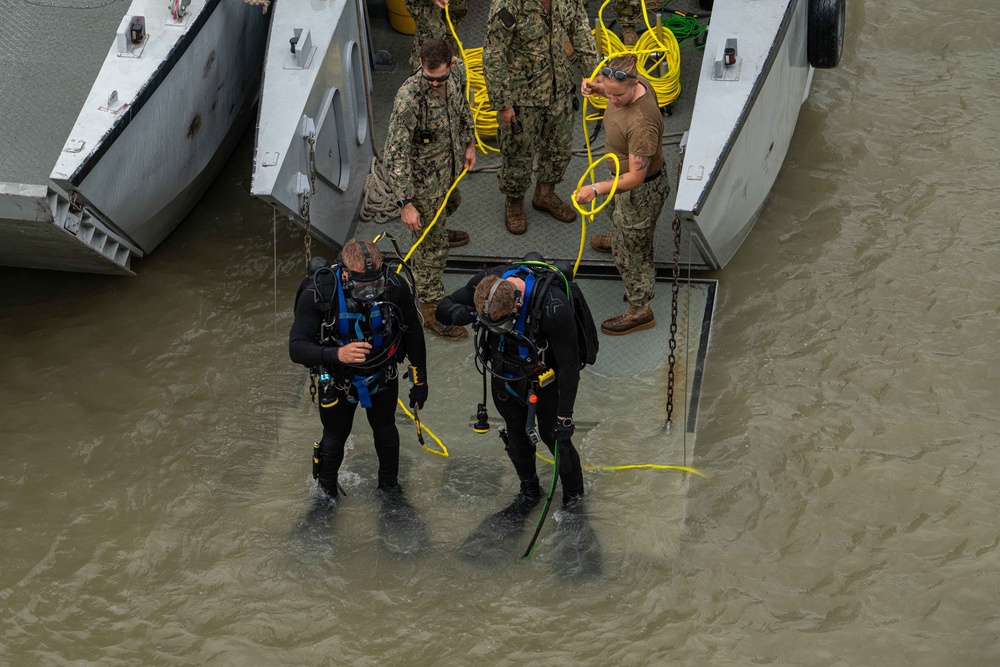 Mobile diving salvage unit diving exercise